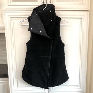 Ivivva by Lululemon girl’s reversible fuzzy vest